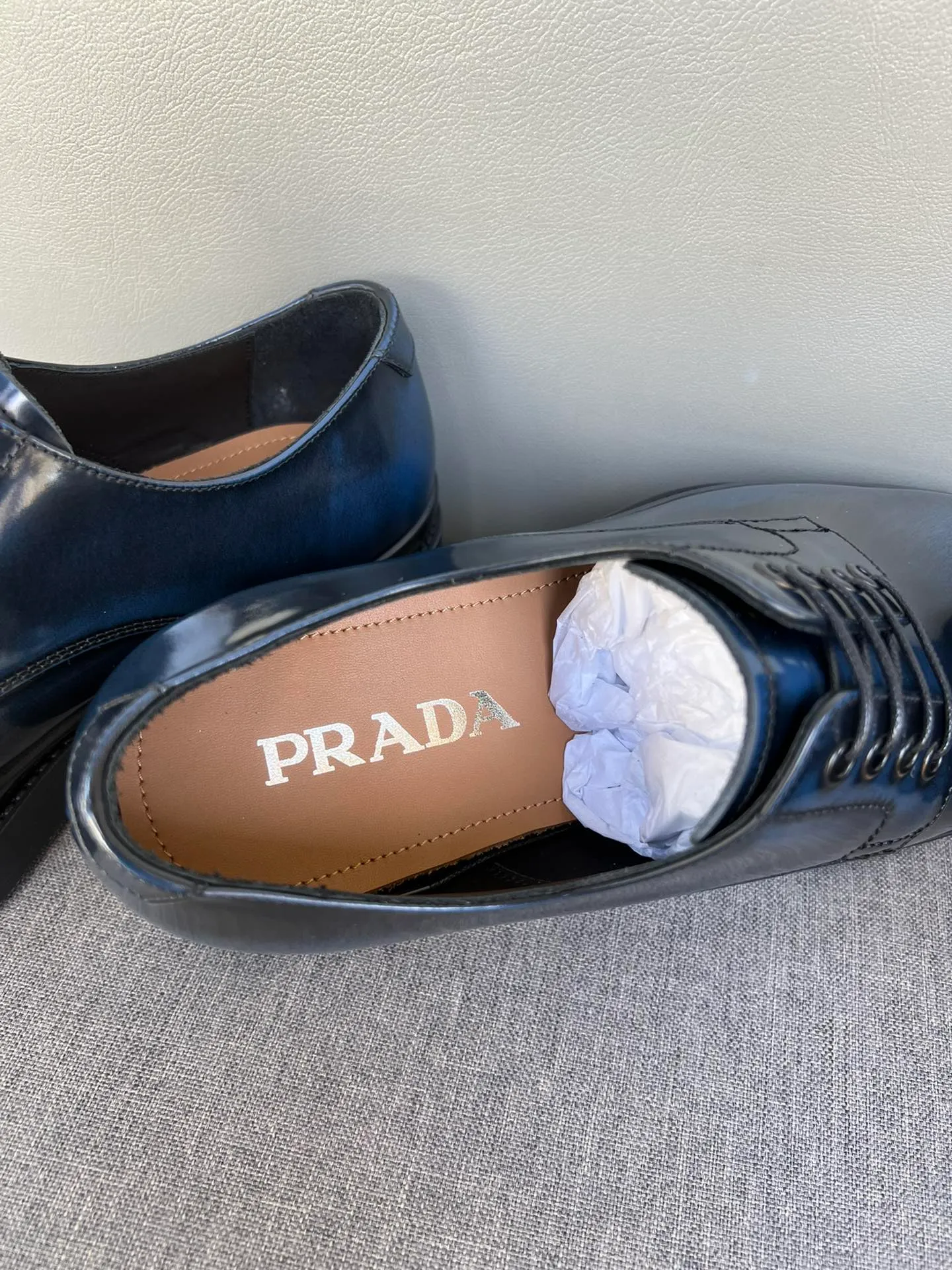 Men's shoes 💰860 💰Best recommendation✨PRADA Prada top purchasing quality imported upper with color-brushed edge beads carved toe design cowhide lining private molded TPU outsole non-slip, wear-resistant and elastic fashionable and versatile burgundy black blue 39-44 in stock (38, 45 customized for replacement, return and exchange)